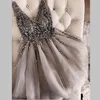 Sparkle Crystal Perlen Kurzcocktailkleider graues Heimkehrkleid billige doppelte V-Ausschnitt sexy glänzende Mini-Promkleider Abiye vestidos182i