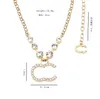 Modedesigner 18k guldpläterad man kvinnor hängande halsband legering material varumärke länkar kedjor kristall strass pärlhalsband smycken gåva