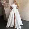 エレガントな白いイブニングドレス