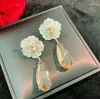 Boucles d'oreilles en peluche fleur blanche gouttelettes d'eau transparente