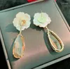 Boucles d'oreilles en peluche fleur blanche gouttelettes d'eau transparente