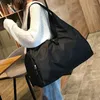 Duffel Bags Women Fashion Nylon Single Shoulder Bagage Travel Bag Waterproof Handväskor Kläder Sortering Organiserar grossist