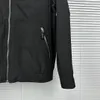 23SS Erkek Hoodie Trend Klasik Lüks Ceketler Bahar Sonbahar Açık Üst Kat Ters Üçgen Rozet Tasarım Yaka Su Geçirmez Naylon242k