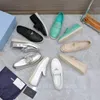 Formelle Herrenschuhe im klassischen Design, strandbraune Ledersandalen, modisch und bequem, orangefarbene Box und Staubbeutel