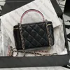 Designer Makeup Bag Luxury äkta läderförklädbox CC10A Mirror Quality Leather Chain Bag Evening Package Utsökta förpackningar 17 cm