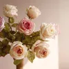 Dekorativa blommor konstgjorda blommor iögonfallande använder allmänt plast utsökta realistiska falska ros för heminredning 2 datorer
