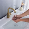 Gebürstete goldene Badezimmerbecken Wasserhahn kalt und heißer Waschbecken Mixer Waschbecken Tap Eingriff Deck montiertes Badezimmer Wasserhahn