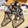 Top designer Silk Satin SCARF Avvolgisce la moda per le donne avvolgono lettere sciarpe di seta morbida