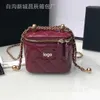 Designerväska 2024 Ny lansering tidigt på sommaren mode kvinnors xiangfeng lingge kedja singel axel crossbody handhållen låda liten fyrkant