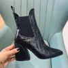 Chunky Heel Ankelstövlar för kvinnors modedesigner prägling Cowskin Elastic Band Shoes Top Quality 9cm High Heel Pointed Toes Chelsea Boot 35-41