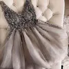 Grå cocktailklänningar 2021 V-hals Sparkles Sequins Beading Tulle Short Prom Dresses Vestidos de Gala Women Graduation Gown Robe1895