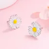 Charm Blommaörhängen, Sterling Silver Fashion Jewelry, Korean Nisch Temperament, Women's Cresatile and High-End Feeling, Small Daisy örhängen