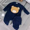 Niemowlę dzieci chłopcy zimowe dzianiny niedźwiedź rompers moda ciepły sweter jeden kawałek dziecko Jumpsuits projektant mody szydełka czapka romper wspinaczka ubrania dla dzieci
