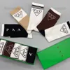 Designer Luxury Prad chaussettes Fashion Mens and Womens Casual Cotton Breathable 5 paires chaussettes avec boîte 08142