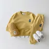 衣料品セット韓国幼児の男の子の男の子ギルズ服セット基本的な綿刺繍入り熊スウェットジョガーパンツセットキッズスポーツスーツ衣装230814