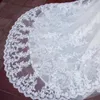 Veli da sposa bianchi o avorio sbalorditivi lunghi matrimoni in pizzo bordo velo cattedrale per la sposa con accessori MM