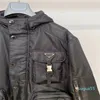 2023-Winter-Designer-Baumwolljacke hochwertiger Nylon Multi-Taschen-Reißverschluss gerader loser Herren Stilvoller schwarzer Mantel
