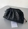 Custodia a nuvola intrecciata in vera pelle: Mini grande B Style V Pochette lavorata a maglia Catena di metallo Borsa a tracolla Eleganza Designer Minimalista LESS IS MORE Celeberità di lusso Italia