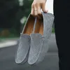 Klänningskor sommar avslappnade män loafers lyxdesigner mocka läder manliga lägenheter mjukt ljus kör man mockasins mens 230814