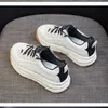 Koreansk version av upplösningsskor Kvinnor 2022 Nya vårexplosionsmodeller Läder Wild Casual Sports Thick Bottom White Old Shoe OO1