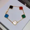 Kvinnakedjor av högsta kvalitet Fyra Leaf Clover Designer Van Armband Luxury Jewelry Women Gold Charm Armband 833