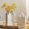 Vase Nordic Portable Vase White Ceramic Flower Vase Modern Home Decor Accessoriesリビングルームデコレーションガーデンベッドルームの装飾品230812