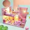 Accessoires de maison de poupée diy house de poupée en bois bloc miniature chaude romantique maison de maison de maison kit toys enfants anniversaire de Noël kawaii cadeaux 230812