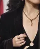 Collier Vintage français, bijoux en verre rouge, strass, os de serpent, chaîne en forme de Y