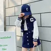 Kledingsets Girls Spring en Autumn Sports Set 2023 Baseball uniform jas Korte rok Tweede stuk Koreaanse kinderen S 230814