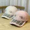 Caps à balle Version coréenne de la personnalité Eyes Rignestone Chapeau femmes Automne et hiver épaissis en peluche extérieure Cap