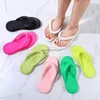 Tofflor flip flops kvinnor sommarstrand inomhus utomhus glider godisfärger sandaler nonslip par fritid mjuka platta skor 230808