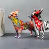 Objetos decorativos Figuras criativas pintadas de graffiti simples colorido chihuahua cão estátua decorações de estátua em casa armário de vinho decoração de decoração de decoração artesanato 230812