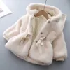 Jackets Girls Kids Kids Wintermantel gefälschte weiche Verdickung warme Kapuze-Schichten Netter Babygürtel Overkochte Kinder Kleidung 0-8T R230812