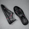 Scarpe eleganti vere in pelle casual sneaker sneaker per scarpe da passeggiate esterno uomo comodo calzature per maschio traspirante a quadri 230812
