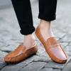 Scarpe eleganti da uomo di grandi dimensioni casual in vera pelle da lavoro formale marca slip on uomo mocassini mocassini da guida morbidi di alta qualità 230814