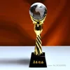 Oggetti decorativi Figurine Little Golden Man Holding Basketball Football Map Crystal Trophy Award Custom Gift Award Souvenir Sports Electroplating Metal 230812