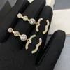 Fashion Earring Loop Drop Ear Stud 18k Guldpläterad kopparmaterial örhängen Kammminnesvarumärkesbokstäver Crystal Rhinestone Pearl Womens Wedding Jewelry Presents