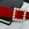 Gürtel Modetrendy Red Velvet Pearl Knopf Frauengürtel Perle Schnalle Flanell Aprikosengürtel für Mädchen Luxuskleid CEInture