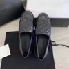 2023 Yeni Kadınlar Kilit Dönüş Pırlanta Kapitone Loafers Flep Sıradan Ayakkabı Kırıştırma C Tasarımcılar Ayakkabı Bayanlar Fashio Lüks Cowhide Gerçek Deri Düz Koşu Ayakkabıları