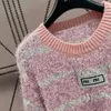 女性用セーターデザイナーラグジュアリーブランドMiumius Mohair Seaters Embroideryスウェットシャツ高級Tシャツ女性ラウンドネックプルオーバーコート冬の温かいセーター