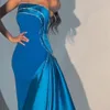 Modisches blaues trägerloses Meerjungfrau-Abschlussballkleid mit Perlen und Pailletten, drapiertes Abendkleid, seitlicher Zug, Satin, Promi-Kleid 326 326