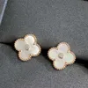 Designer Four-Leaf Clover Luxury Top smycken Tillbehör för kvinnor Cleef Earpiece tjock plätering 18K Rose Gold Agate Chalcedony Lucky Grass Light örhängen Luxury