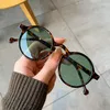 Occhiali da sole 1pc unisex fashion retrò designer marchio rotondo vintage piccolo telaio da sole occhiali da sole coreano Eyewear Uv400