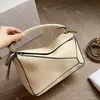 Högkvalitativ kvinnors geometriska diagram axelväska lyxig designer mode läder pussel crossbody handväska klassisk kontrast färgad plånbok loe 24 cm