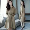 Les trenchs de femmes s'habillent les femmes au manteau mi-long 2023 automne femelle feme coréen v coulle mince couleur solide vêtements extérieurs