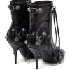 Spitze Stiefel mit hohen Stiefeln Metallschnalle Dekoration Frauenschuhe Motorrad Quasten Leder-Zip-Schuhe Luxusdesigner Mode Naked Stiefel