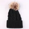 Basker grossistkvinnor faux päls pompom hatt stickad mössa med pom kvinnor vinter män hip hop skallies cap accessoarer