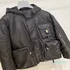 2023-Winter-Designer-Baumwolljacke hochwertiger Nylon Multi-Taschen-Reißverschluss gerader loser Herren Stilvoller schwarzer Mantel