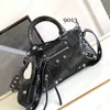 Le Cagole Serie Mini Duffle Bag Round Reisetasche Schwarz feines Getreide echte Leder Mini -Handtasche mit Liebe herzförmiger kleiner Spiegel und kleiner Kartenbeutel