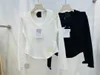 811 L 2023 Spring Summer Women Sweater Lång ärm Crew Neck Pullover Brand samma stil randig Pullover White Womens Qian
